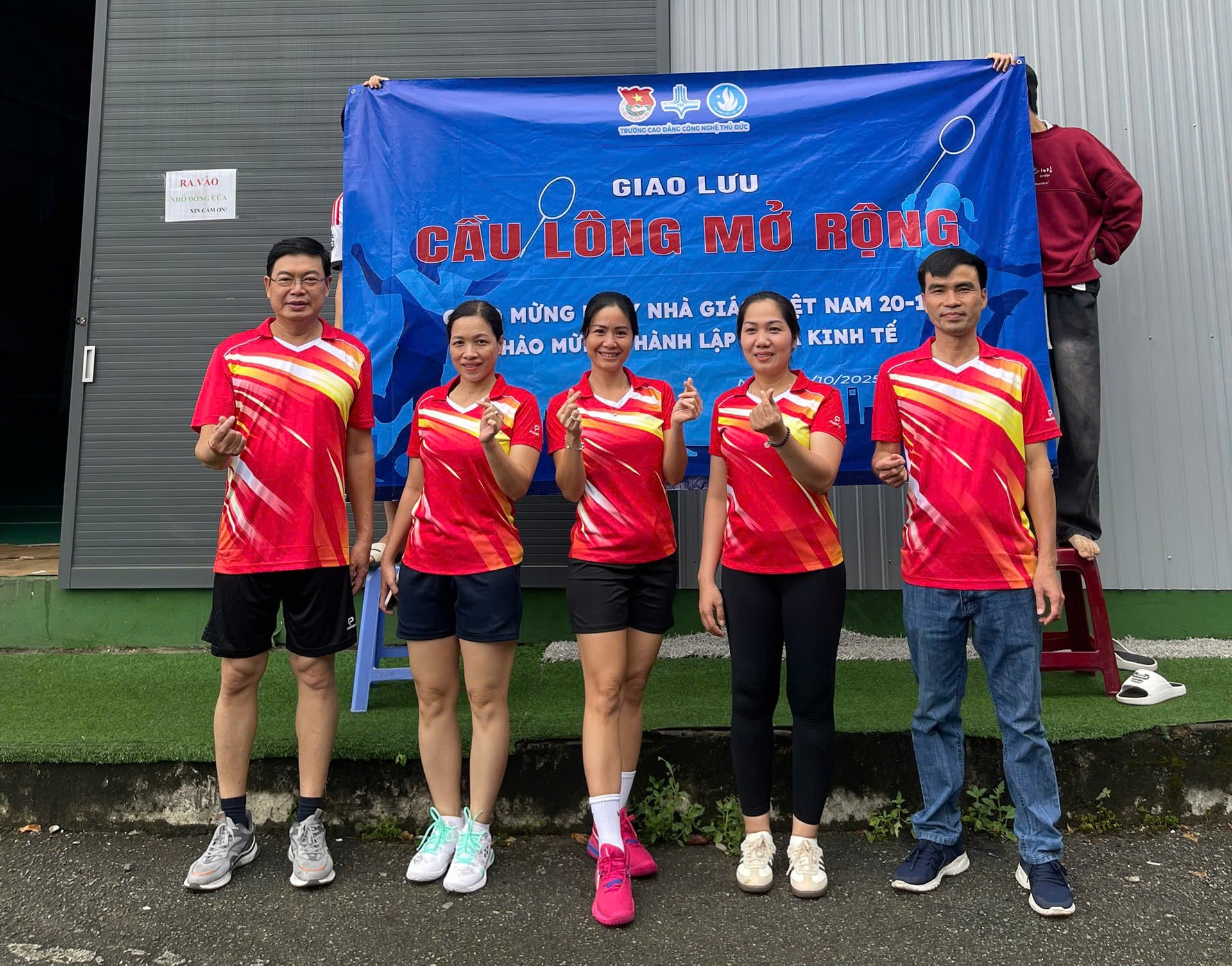 Tập thể giảng viên Khoa Kinh tế tham gia giao lưu giải Cầu lông mở rộng chào mừng ngày Nhà giáo Việt Nam 20/11